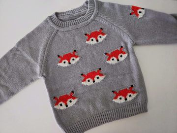 Плетено пуловерче с лисичета🦊