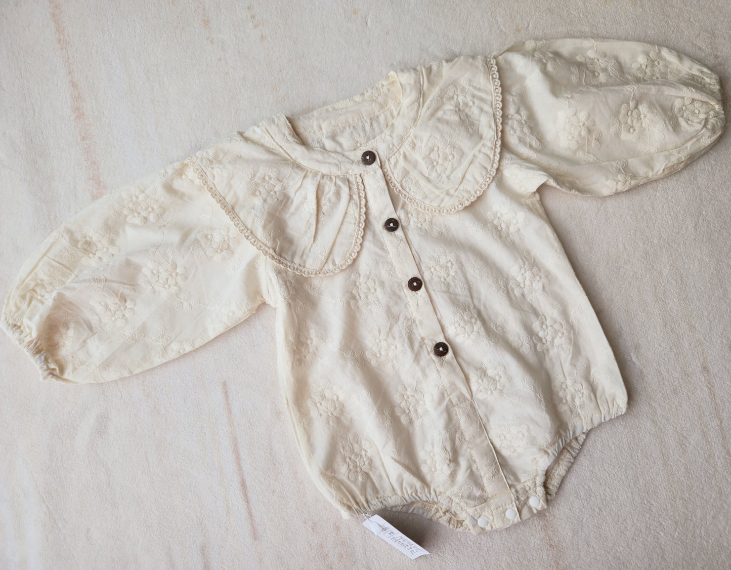 Ромпър с бродерия и буфон ръкави✨