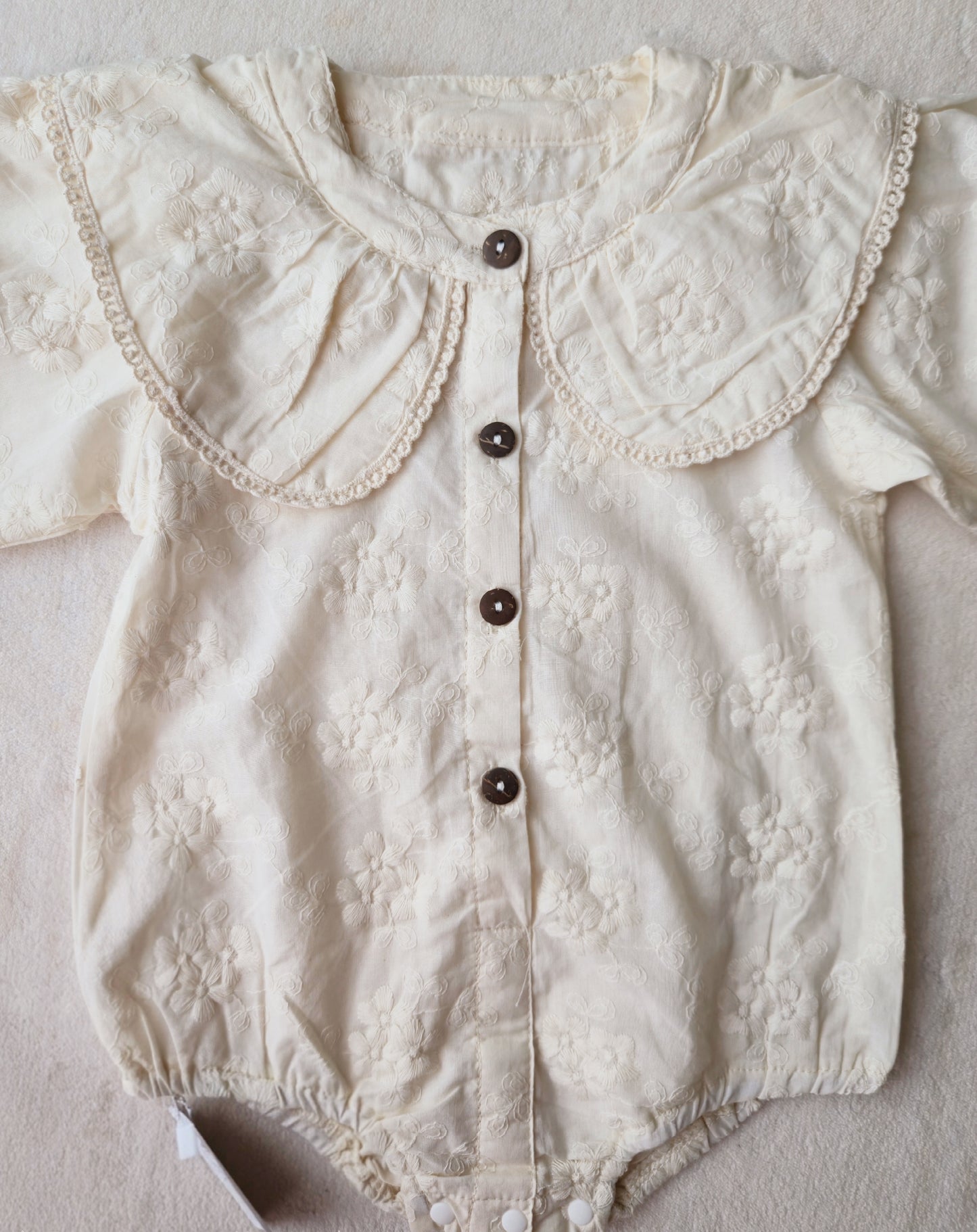 Ромпър с бродерия и буфон ръкави✨