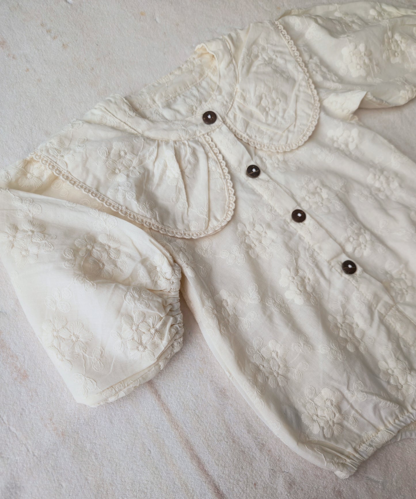 Ромпър с бродерия и буфон ръкави✨