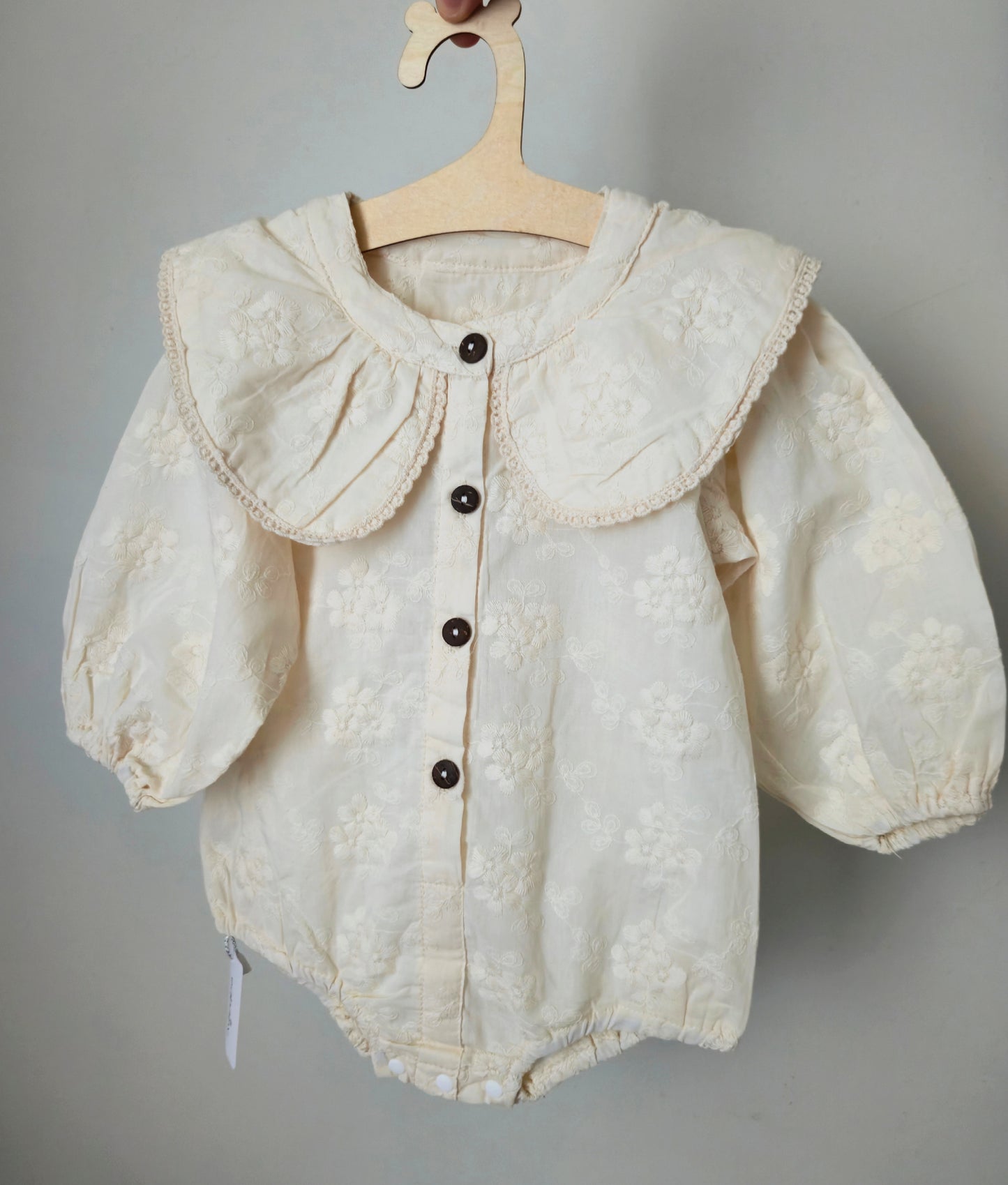 Ромпър с бродерия и буфон ръкави✨