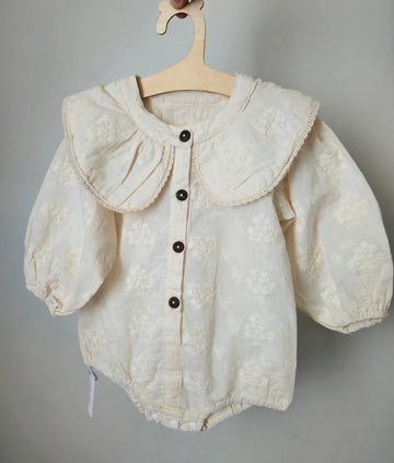 Ромпър с бродерия и буфон ръкави✨